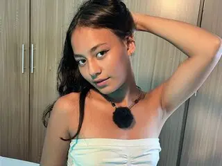Shows naked private IsabellaSantanna